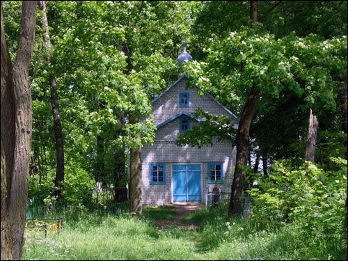  - Царква Святых апосталаў Пятра й Паўла. Прытвор, прыбудаваны ў 1990-я, папсаваў гістарычнасьць будынка, затое адпавядае праваслаўным канонам