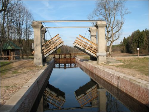 -  Białoruska część Kanału Augustowskiego. Most zwodzony w Dąbrówce, 04.2007