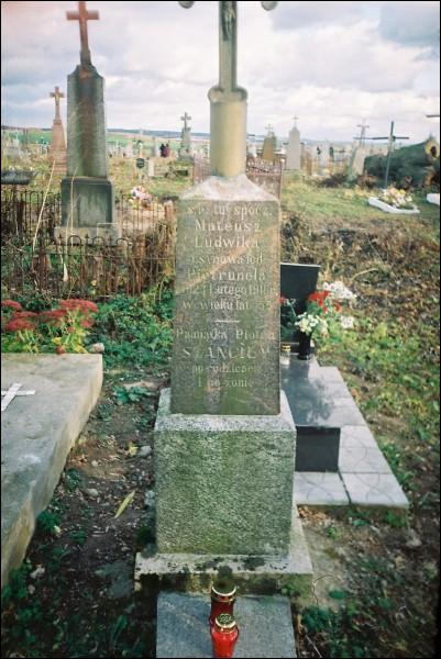  - Cmentarz stary katolicki. Ludwika i Mateusz SZANCIŁO = Rodzice Piotra Szanciło. Piotronela Szanciło żyła lat 55, zmarła 23.02.1911r. Pamiątka Piotra Szanciło po Rodzicach i żonie Piotroneli.