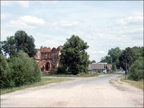  - Cerkiew Św. Mikołaja Cudotwórcy. Widok ruin cerkwi od ulicy, 07 2002