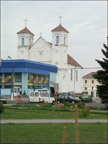  - Kościół i klasztor Dominikanów. Kościół, fasada główna zasłonięta przez budynek handlowy