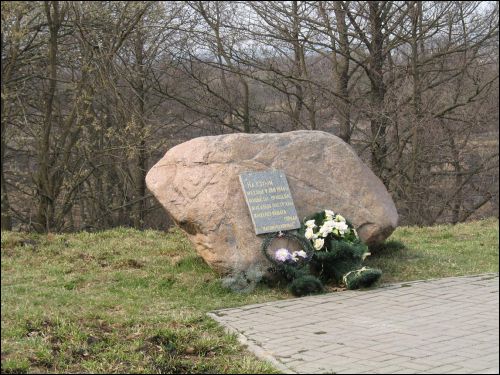  -  Гісторыка-культурны Музей-запаведнік. Камень-помнік каля валоў, дзе фашысты растрэльвалі мясцовых жыхароў