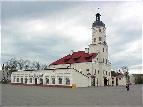 Niasviž. Town hall and the market rows