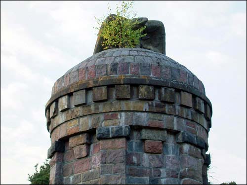  - Cmentarz wojenny z I wojny światowej . Pomnik, fragment