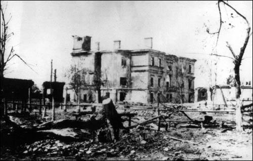  - Город на фотографиях времен 2-ой мировой войны . 