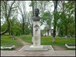 Сквер у мястэчку. Помнік Адаму Багдановічу (бацьку паэты Максіма Багдановіча), вядомаму этнографу і гісторыку, які нарадзіўся, жыў і настаўнічаў у Халопенічах Халопенічы. Вуліцы мястэчка