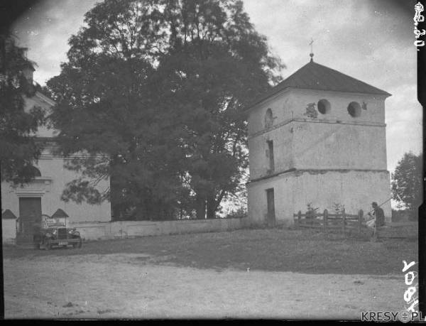 Biezdziež |  Catholic church of the Holy Trinity. The bell tower and part of the main facade of the church in Biezdizezh<br>From the archive of Instytut Sztuki Polskiej Akademii Nauk (IS PAN 0000010871)