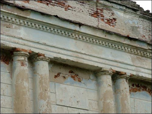  - Zespół dworsko-parkowy . Fragment portyku i frontonu