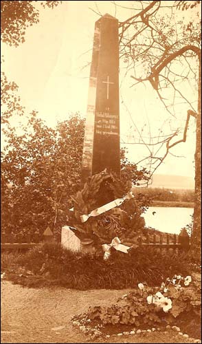  - Dwór . Mogiła Michała Abłamowicza i Pauliny Abłamowicz. Fot. przed 1939 r.