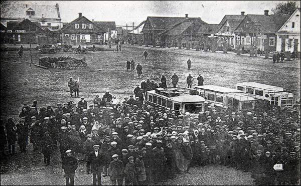 Kleck |  Miasto na starych fotografiach . Rynek. Pierwsze autobusy w Klecku. Foto z lat 20-ch XXw.