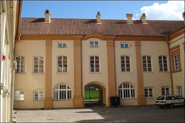 Vilnius |  Estate of Pac. The palace courtyard, fragment
