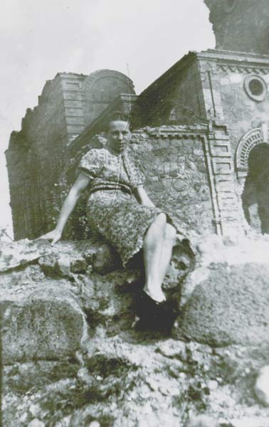 Эрика Шухардт на фоне разрушенного храма. До 1920-х годов использовался как православная церковь, а в 1920-30-х - как костёл, известный как \ Зельва. Церковь