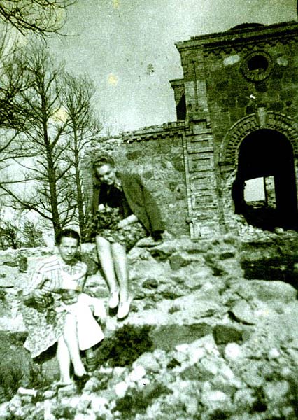 Zelwa |  Cerkiew . Erika Schuchardt-błamska i Izabela d´Aystetten na tle zrujnowanej świątyni