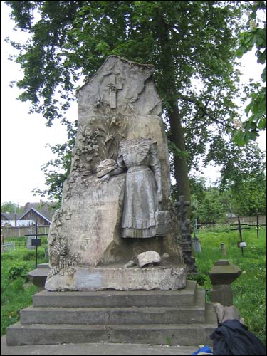  - Cmentarz stary katolicki. Pomnik zmarłej młodziutkiej Lili, 06 2007