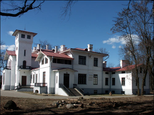  - Zespół dworsko-parkowy . Fasada główna, fragment