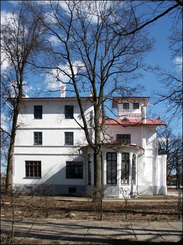  - Zespół dworsko-parkowy . Fasada boczna