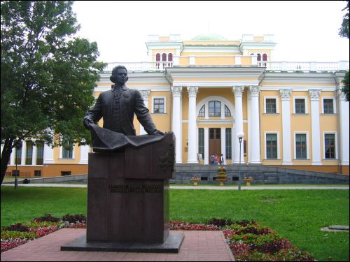  - Zespół pałacowo-parkowy Rumiancewów-Paskiewiczów. Fasada główna; przed pałacem pomnik Mikołaja Rumiancewa, 05 2008