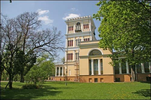  - Zespół pałacowo-parkowy Rumiancewów-Paskiewiczów. Prawy pawilon i wieża, widok ze wschodu. 05 2008