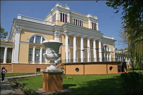  - Zespół pałacowo-parkowy Rumiancewów-Paskiewiczów. Fasada wschodnia korpusu środkowego, 05 2008