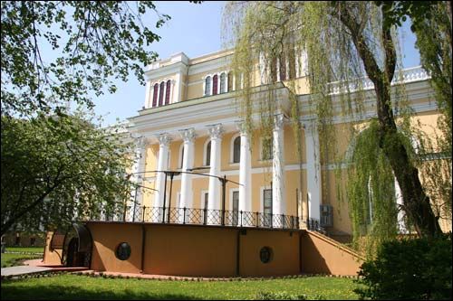  - Zespół pałacowo-parkowy Rumiancewów-Paskiewiczów. Fasada wschodnia korpusu środkowego, 05 2008