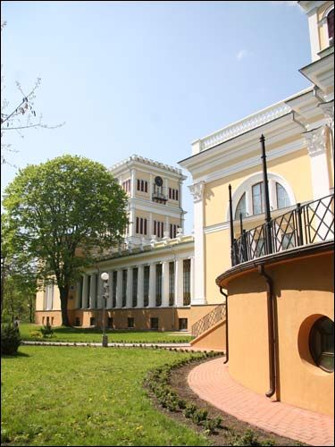  - Zespół pałacowo-parkowy Rumiancewów-Paskiewiczów. Pałac, fragment. Widok ze wschodu, 05 2008