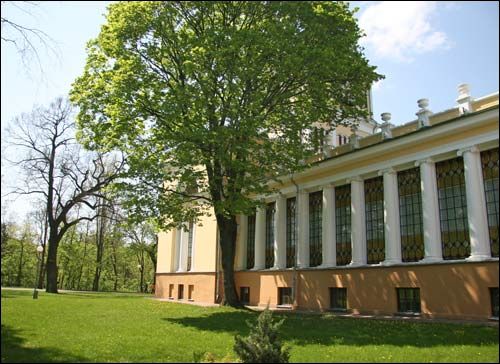  - Zespół pałacowo-parkowy Rumiancewów-Paskiewiczów. Galeria łącząca korpus środkowy z pawilonem bocznym. Widok ze wschodu, 05 2008