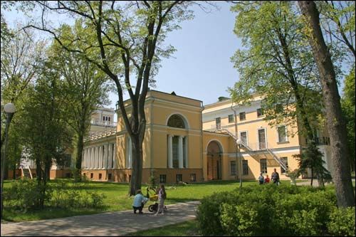  - Zespół pałacowo-parkowy Rumiancewów-Paskiewiczów. Pałac, widok z północnego wschodu, 05 2008