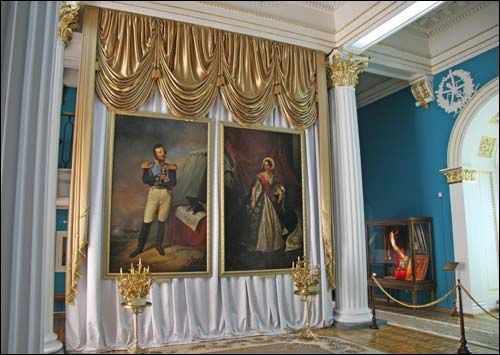  - Zespół pałacowo-parkowy Rumiancewów-Paskiewiczów. Sala błękitna, portrety Paskiewiczów