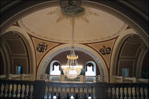  - Zespół pałacowo-parkowy Rumiancewów-Paskiewiczów. Wnętrze, hall główny, druga kondygnacja, 05 2008