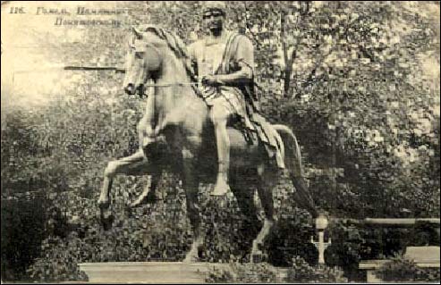  - Miasto na starych fotografiach . Pomnik ks. Jozefa Poniatowskiego, dłuta Torwaldsena. Wywieziony przez I. Paskiewicza z Warszawy w 1842 r, rewindykowany przez Polskę w 1922 r. Stoi przed Pałacem Prezydenta RP