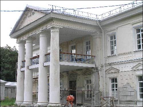  - Zespół pałacowo-parkowy . Portyk, 07 2007