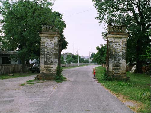  - Manor park of the Horvat former Manor-place. Gates