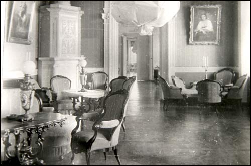  - Estate of Horwatt. Red salon in the estate. 1914
