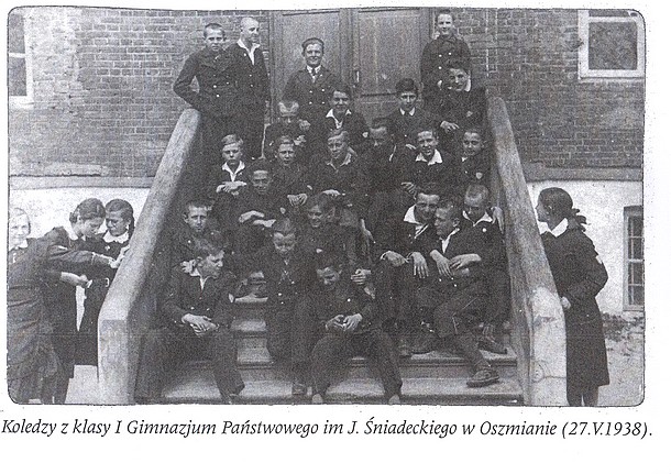  - Ulice miasta . Uczniowie klasy I Gimazjum Państwowego im. J. Śniadeckie w Oszmianie. Foto pochodzi z książki Antoniego Czenki pt. 