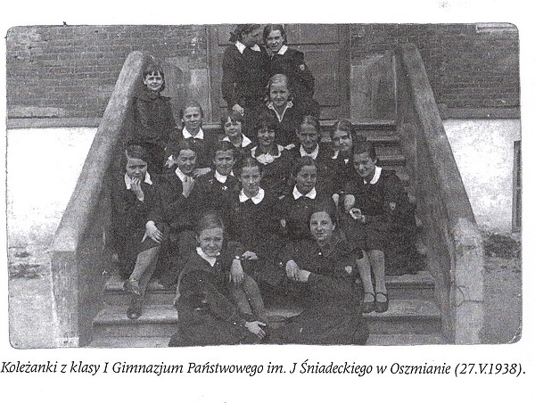  - Ulice miasta . Uczniowie klasy I Gimazjum Państwowego im. J. Śniadeckiego w Oszmianie. Foto pochodzi z książki Antoniego Czenki pt. 