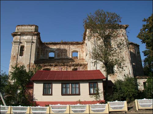 Bierastavica Vialikaja |  Catholic church of the Visitation of the Blessed Virgin Mary. Side view