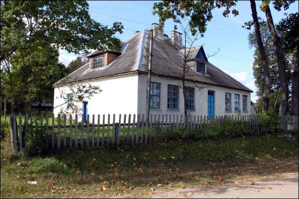  - В деревне . Старая школа в Сурвилишках (фото 09/2009)