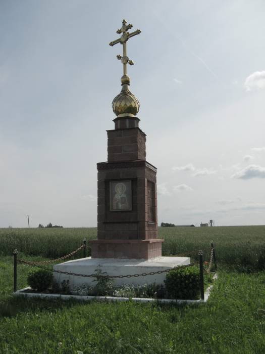 Pacavičy.  Road-side monument