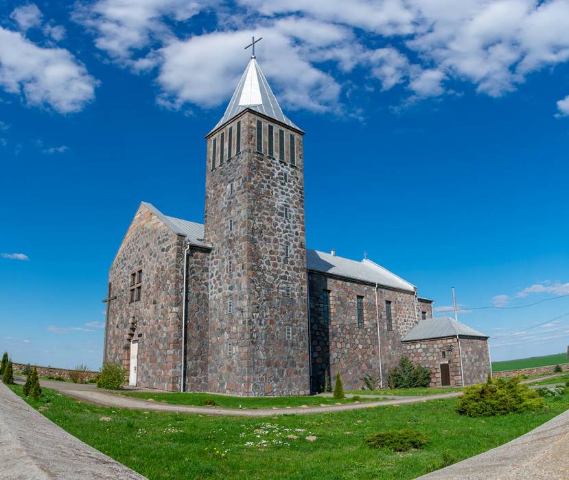 Vialikaja Rahoznica.  Catholic church of Mother of God the Queen