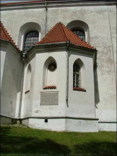 - Kościół Farny. W gotyckich kaplicach o formie graniastosłupów mieszczą się ołtarze boczne