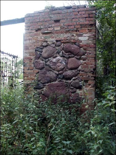  - Гаспадарчы двор Хадкевічаў. Слуп спаленай гаспадарчай пабудовы