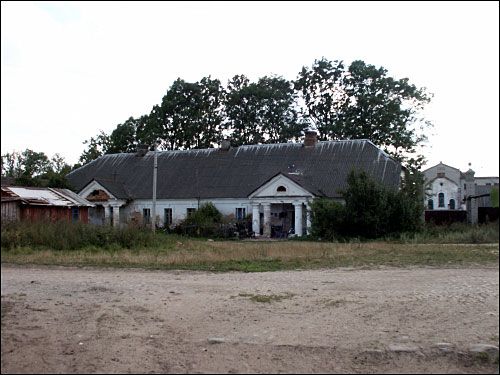  - Гаспадарчы двор Хадкевічаў. Флігель. У глыбіні - вінакурня (1890 г.)