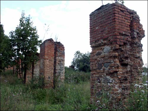  - Гаспадарчы двор Хадкевічаў. Слупы ад спаленай гаспадарчай пабудовы