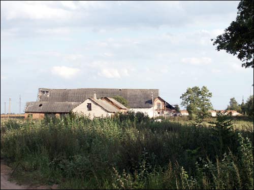  - Гаспадарчы двор Хадкевічаў. Погляд на гаспадарчыя пабудовы