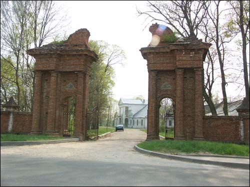  - Manor of Čačot (Czeczott). Gates