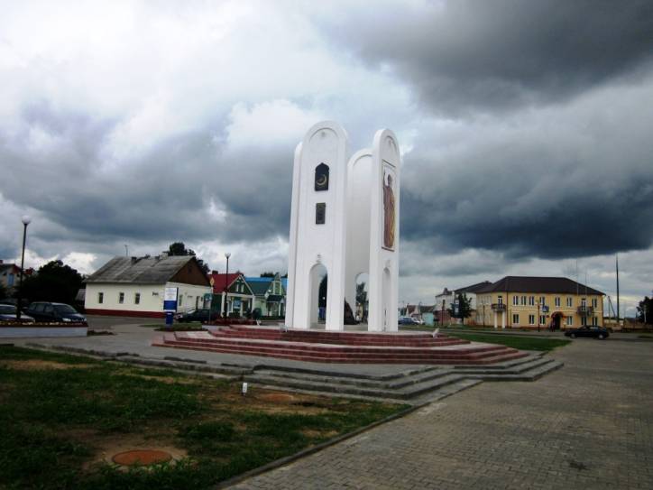  - Вуліцы мястэчка . Помнік-стэла чатыром рэлігіям. Адкрыццё адбылося ў чэрвені. 