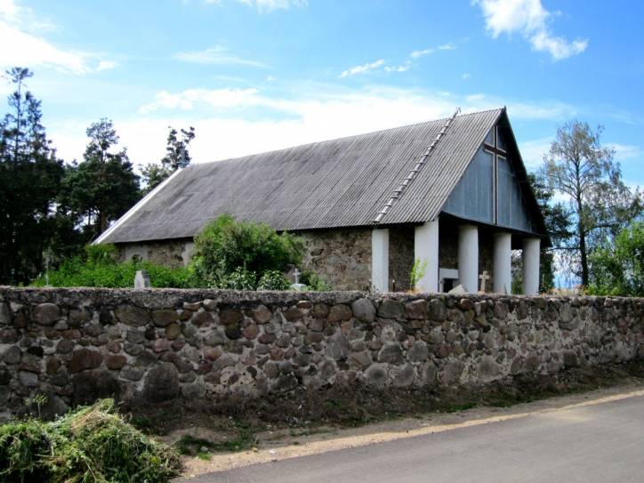 Iŭie.  Graveyard chapel 
