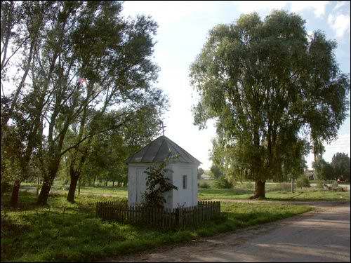 Charosica. Road chapel 