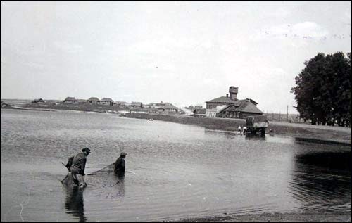  - Город на фотографиях времен 2-ой мировой войны . Дятлово. Рыбаки. Июнь 1943 г.