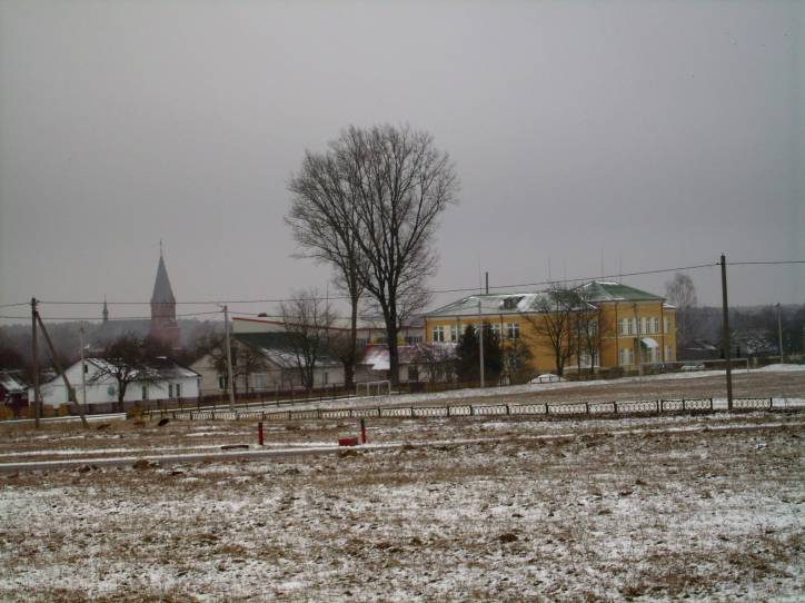  - Krajobrazy . Widok na miasteczko, na kościół i szkołę od strony Dowgiałowszczyzny.